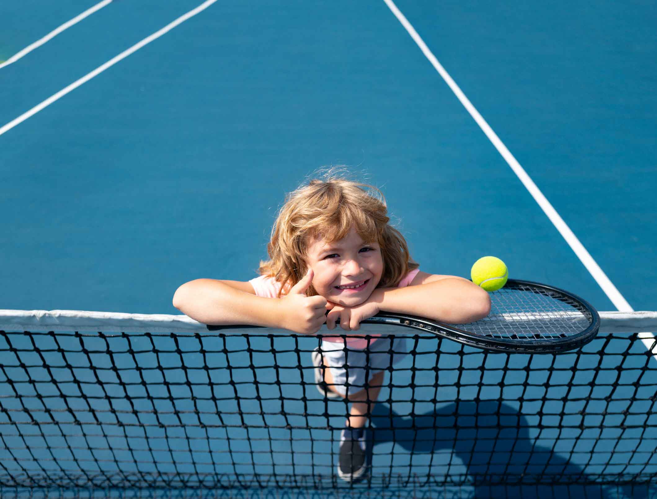 Маленький хлопчик грає в теніс